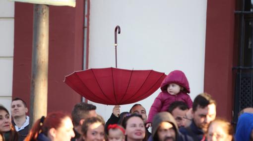 Sus Majestades recorren la Alameda y llenan Cádiz de ilusión y caramelos