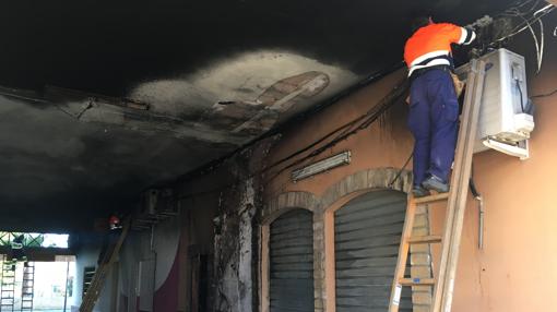 Un posible incendio provocado causa graves destrozos en cuatro locales de El Puerto