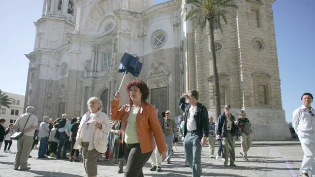 Un grupo de turistas recorren el centro histórico de Cádiz