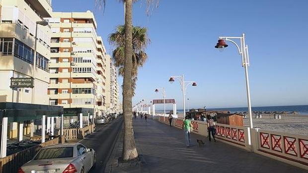 A prisión la joven denunciada por estafar a vecinos, comercios y cofradías en Cádiz