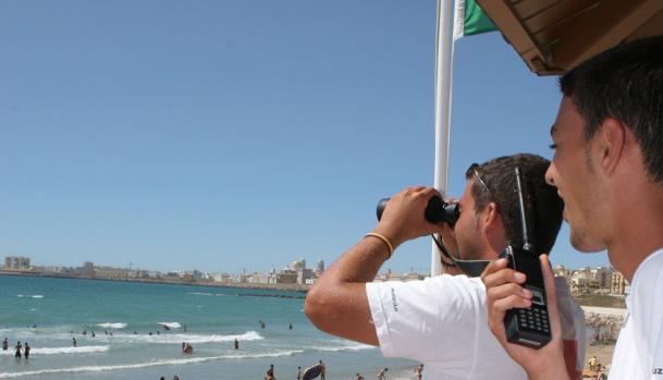 Los tiempos se echan encima para remunicipalizar los servicios de playa para esta temporada