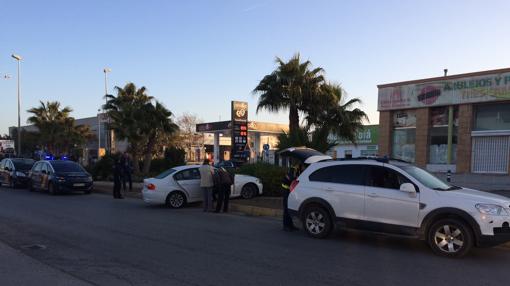 Una persecución a unos ladrones en Tres Caminos termina con uno de sus coches empotrados