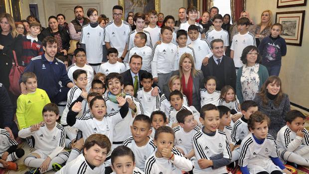 Butragueño visita la escuela sociodeportiva del Madrid en Jerez