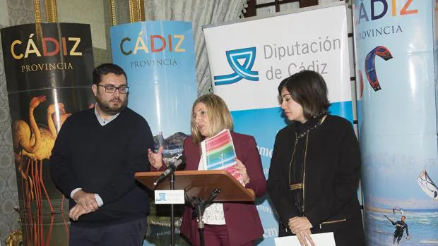 La presidenta de la Diputación, acompañada por Jaime Armario y Dolores Varo