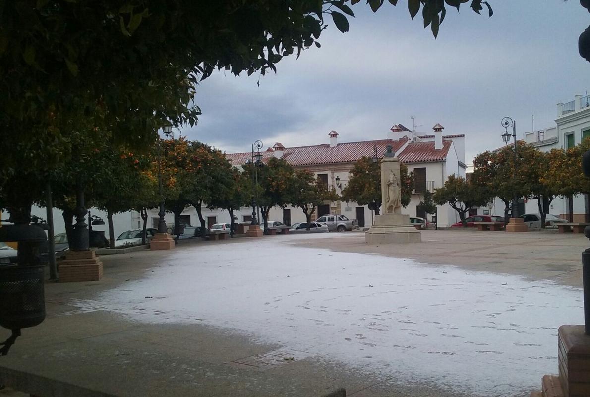 Una plaza en Guadalcanal, cubierta por la nieve que ha caído