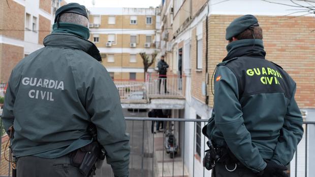 Dos agentes de la Guardia Civil, en La Algaba