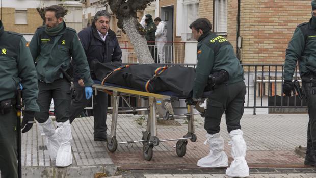 La Guardia Civil traslada el cuerpo de Carlos C. M. en la mañana de este jueves