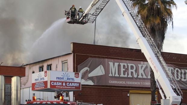 El incendio en la nave del polígono Pisa deja sin bomberos a decenas de municipios sevillanos