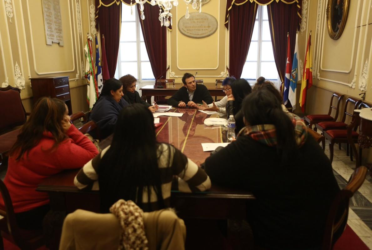 El alcalde mantuvo ayer una reunión con el colectivo de mujeres víctimas de violencia de género.