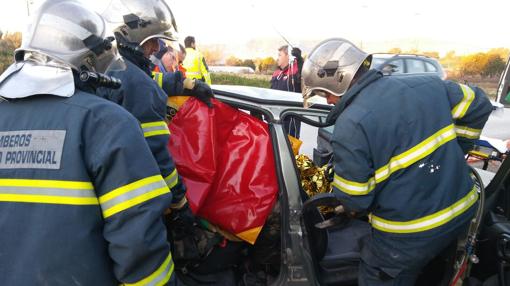 Dos heridos en un accidente entre dos coches en la carretera de Arcos al pantano de Guadalcacín