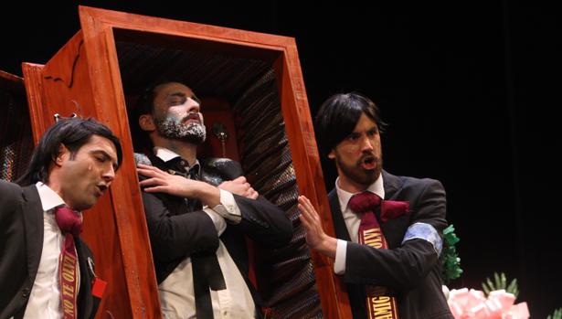 Manué, el muerto de la chirigota: «Llevo tres meses ensayando para no reírme»