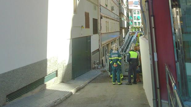 Susto en la calle Madrazo de Cádiz por la caída de unos cascotes