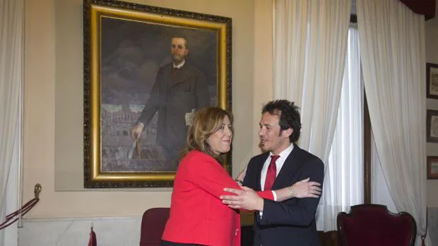 La presidenta de la Junta, con el alcalde de Cádiz en su despacho.
