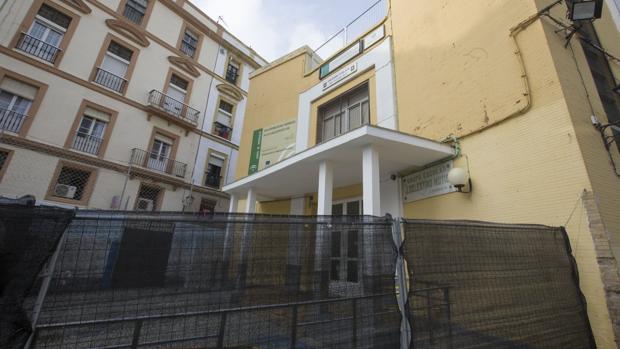 «El colegio Celestino Mutis de Cádiz presenta grietas preocupantes»