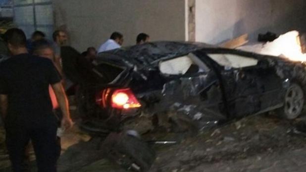 El coche colosionó frontalmente contra un edificio tras ser golpeado por otro.