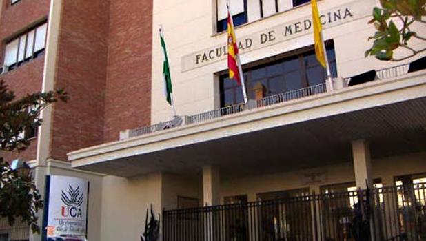 Fachada de la facultad de Medicina de Cádiz