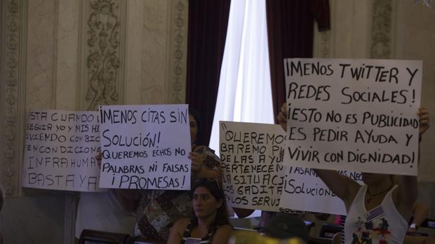 Las mujeres han reclamado en los plenos ayudas sociales.