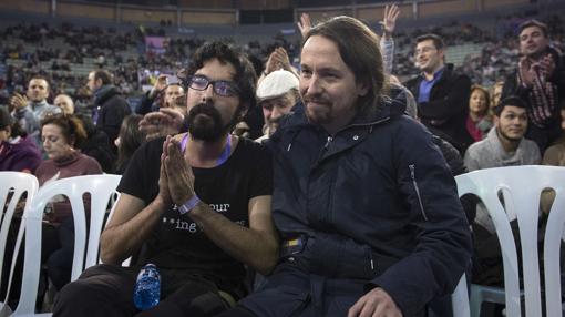 El joven militante sevillano de Podemos, sentado en primera fila junto a Pablo Iglesias