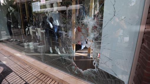 Roban en una tienda de moda en la plaza de Santo Tomás en Cádiz