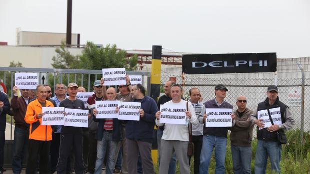 Extrabajadores de Delphi, en una de las protestas llevadas a cabo en la puerta de la factoría contra su derribo