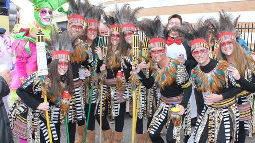 Un grupo de jóvenes disfrazado en el Carnaval de La Rinconada