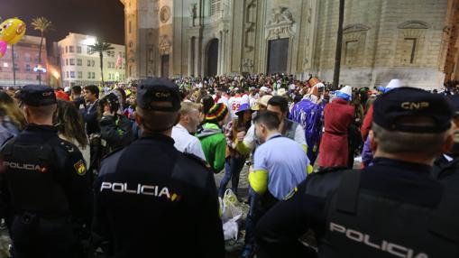 De patrulla con la Policía la noche del sábado de Carnaval de Cádiz