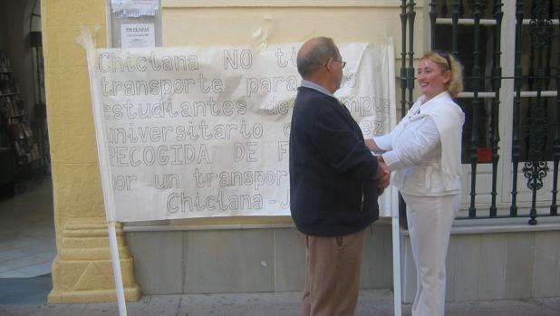 Una madre lleva diez años esperando el autobús en Chiclana