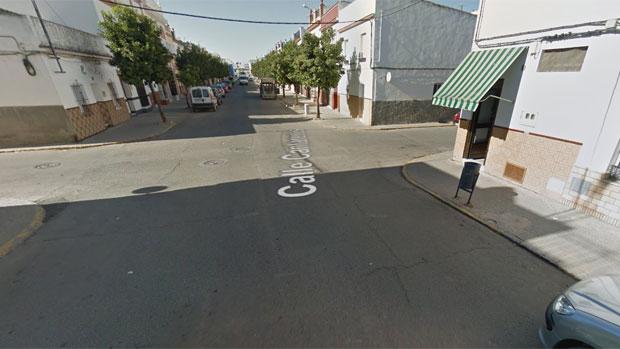 La agresión se produjo en la calle Cantareros de la localidad sevillana