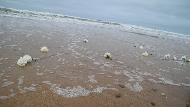 Flores al mar de Camposoto en memoria del drama migratorio