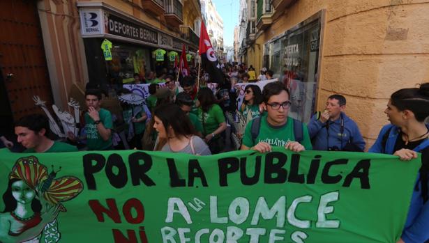 La marcha ha recorrido algunas de las principales calles de Cádiz