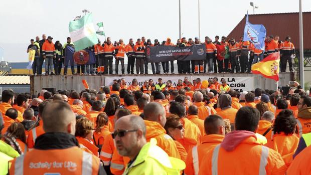 Tres mil personas se concentran en Algeciras en apoyo de los estibadores