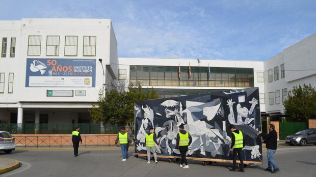 Alumnos del instituto José Maria Infantes traslandando la copia del «Guernica»