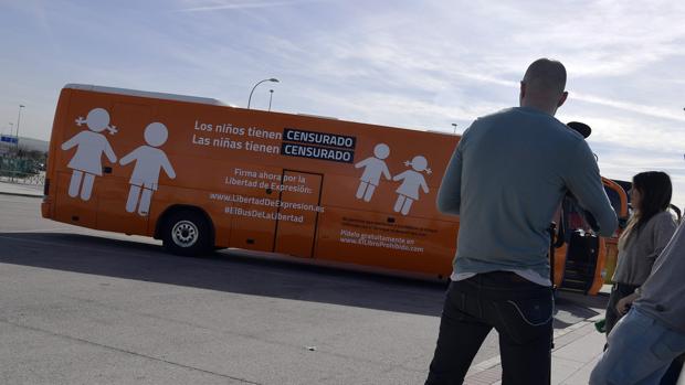 Hazte Oír puso en marcha hace unos días un nuevo autobús con la palabra CENSURADO.