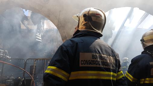 Gran susto en El Puerto por el incendio en una tienda de segunda mano del centro