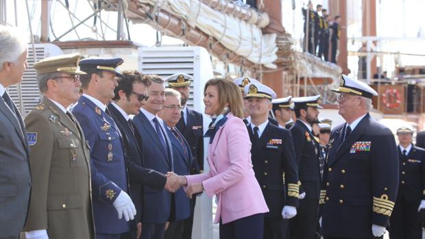 Cádiz despide al 'Juan Sebastián Elcano' con un muelle lleno hasta la bandera