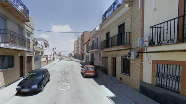 El incendio se ha registrado en la calle Gordal, en Alcalá de Guadaíra