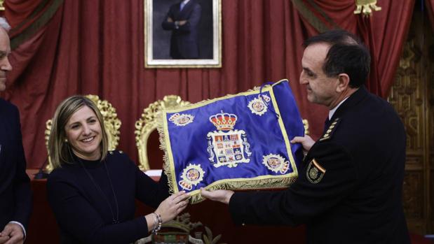 Irene García entrega el estandarte al comisario Antonio Ramírez