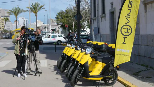 Presentación de las motos eléctricas junto al edificio de la Aduana.