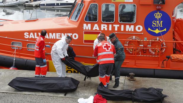 Rescatados tres cadáveres de una patera en el Estrecho