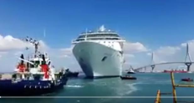 Vídeo: Así es la maniobra de atraque del 'Legend of the Seas' en Cádiz