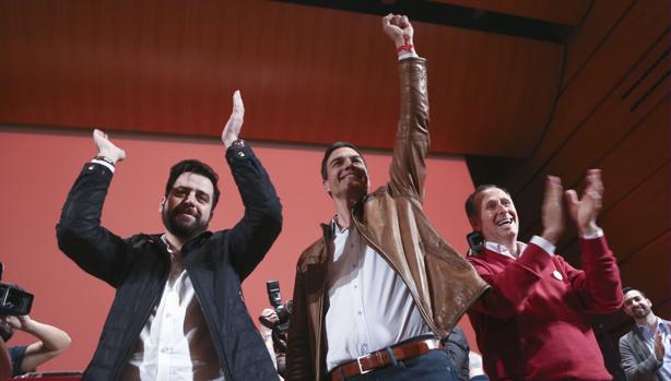 Pedro Sánchez, entre Fran González y José María Román, en el mitin que dio en Cádiz el 12 de marzo