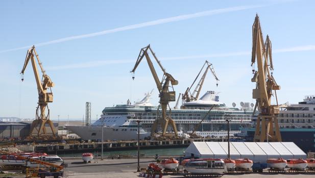 El crucero 'Legend' atraca en Cádiz para someterse a una reforma integral