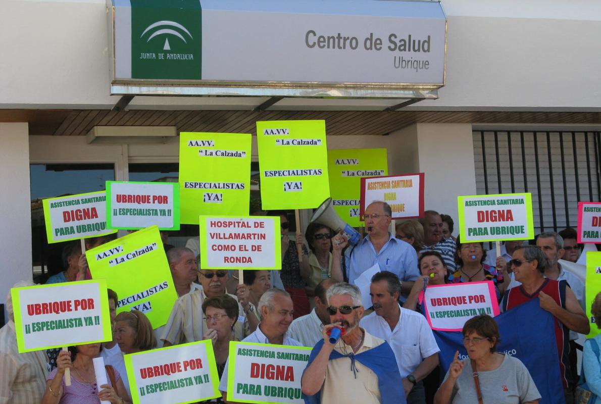 Manifestación, en 2009, para reclamar especialistas en la localidad.