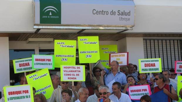 Manifestación, en 2009, para reclamar especialistas en la localidad.