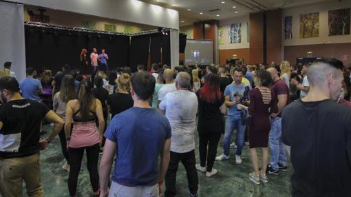 Durante el día se convierte en una gigantesca escuela de danza