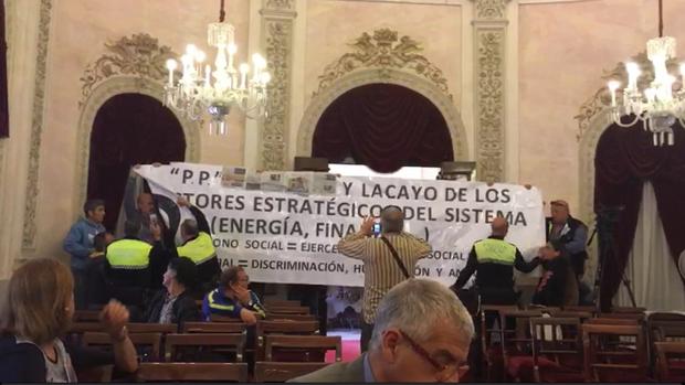 El colectivo de desempleados despliega una pancarta contra el PP