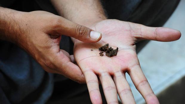 Un hombre, con hachís en la mano