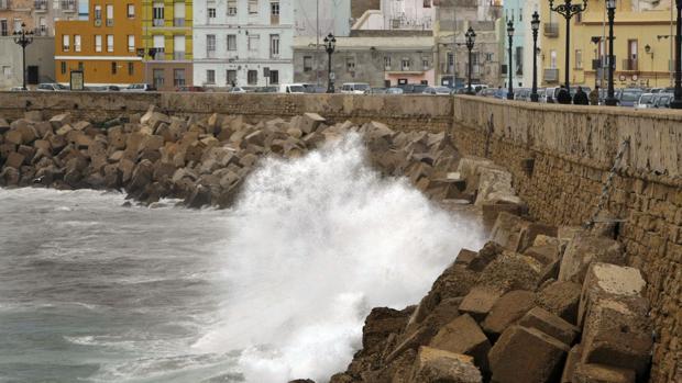 Alerta amarilla este jueves por fuerte viento de levante en Cádiz