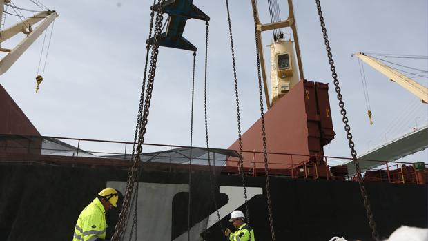 Estibadores trabajando en el puerto de Cádiz