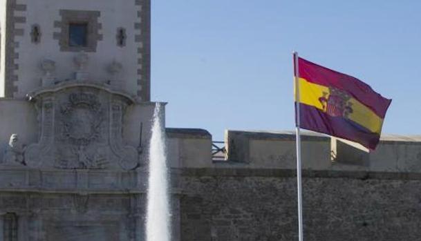 El Ayuntamiento de Cádiz repone la bandera republicana tras aparecer cortada en casi tres cuartas partes